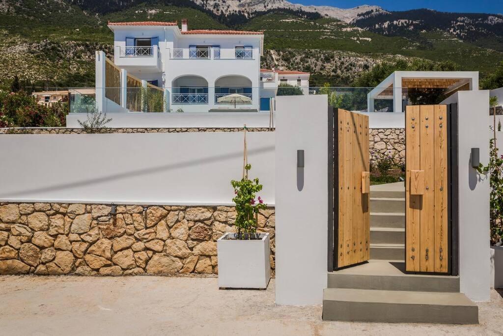 Lourdas White Villa Lourdata  Esterno foto